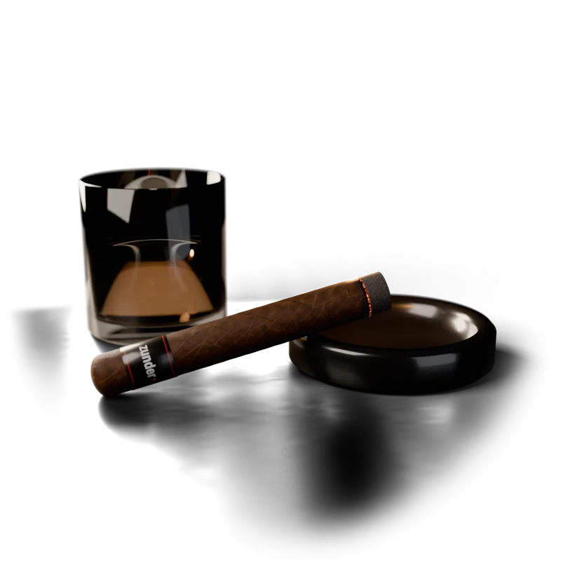 Eine brennende Zigarre liegt schräg auf dem Rand eines schwarzen Aschenbechers, daneben ein Glas Whiskey.